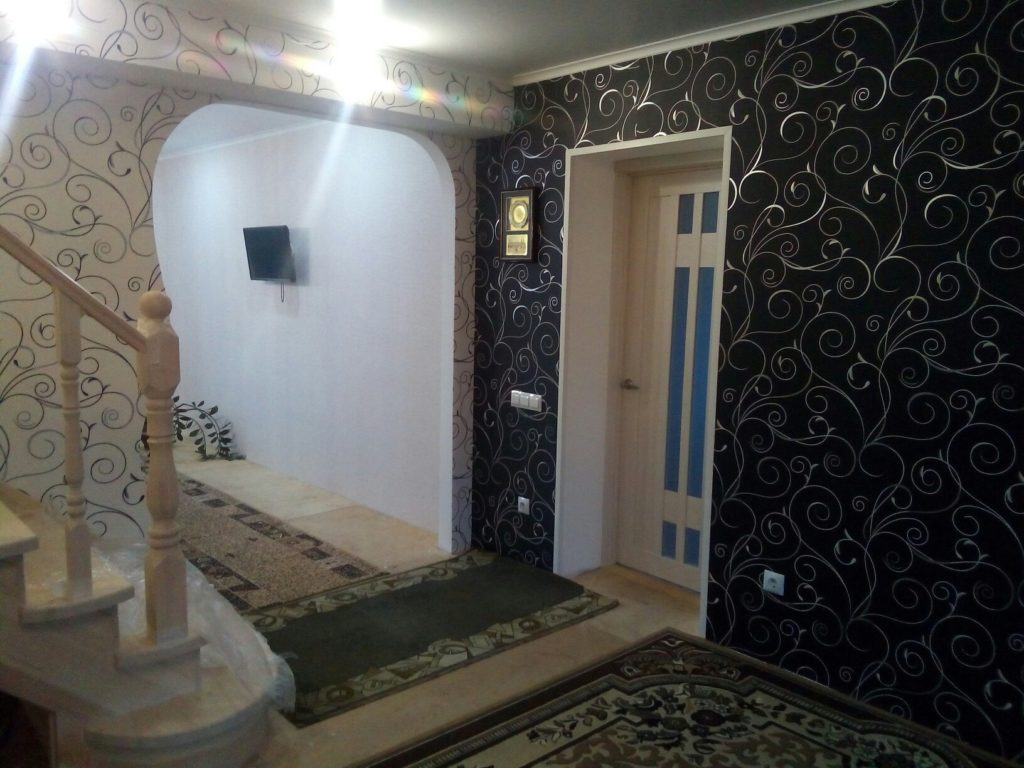 ремонт коридора, поклейка обоев