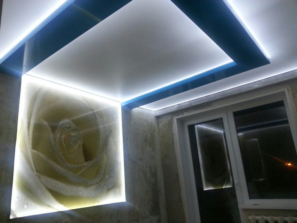ремонт гостиной,красивая подсветка в потолке с цветами