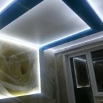 ремонт гостиной,красивая подсветка в потолке с цветами