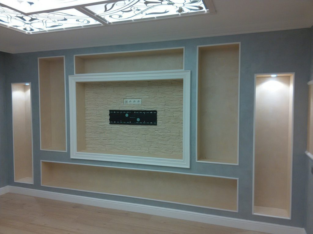 ремонт гостиной, ниши из гипсо-картона, витражный потолок