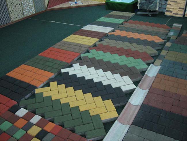 укладка тротуарной плитки вокруг дома