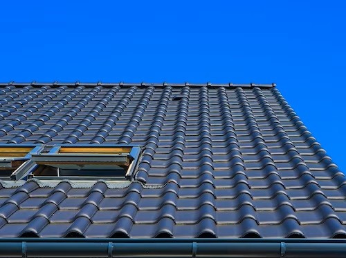 Зачем необходимо менять кровлю дома?