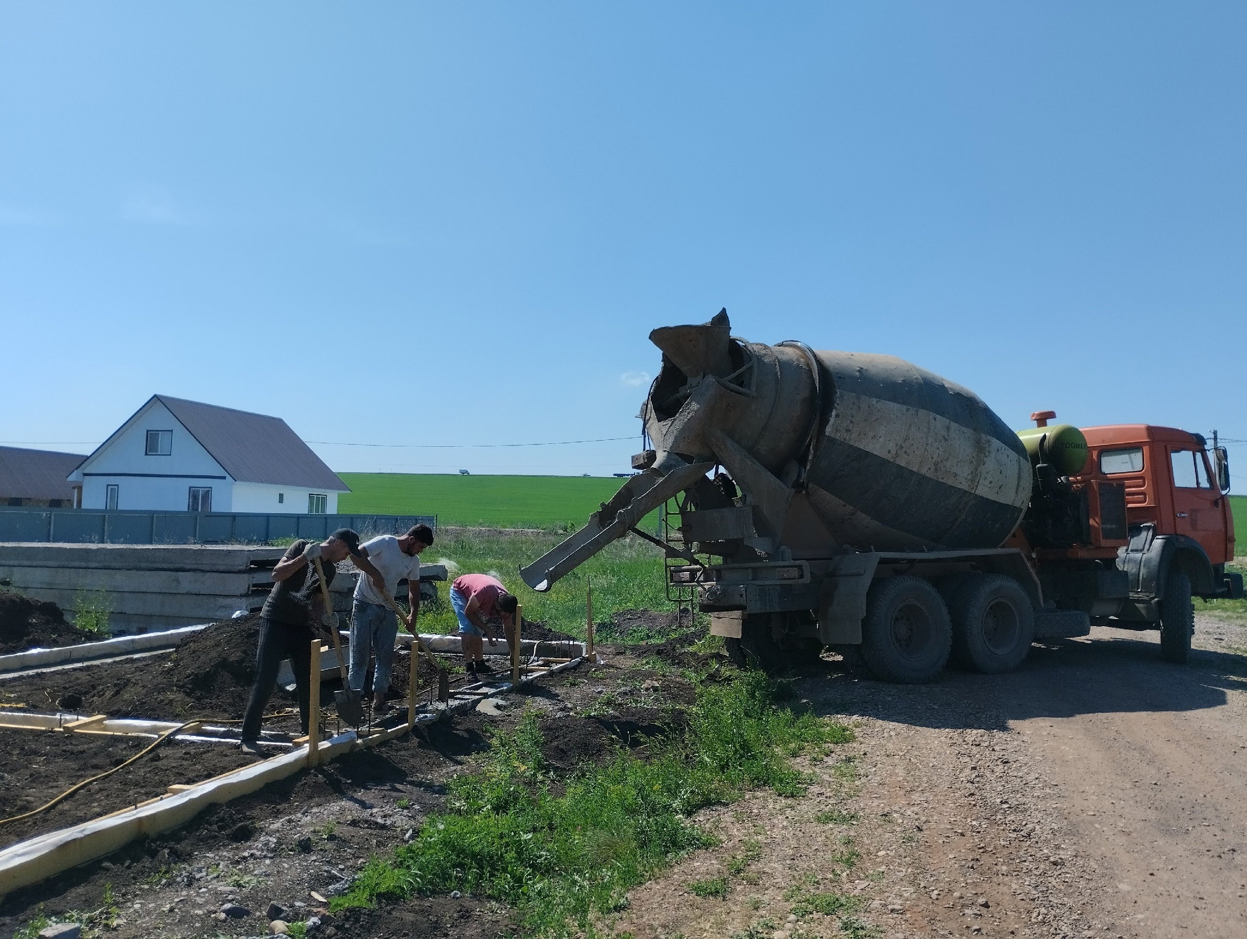 Заливка ленточного фундамента