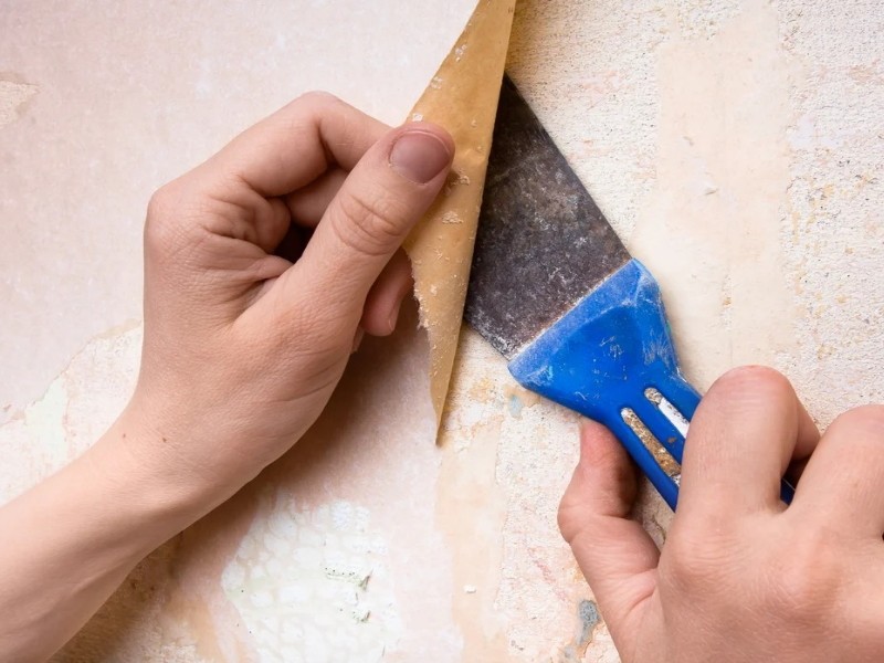 Как правильно снять старые обои